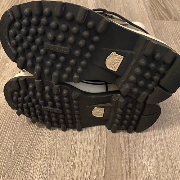 Brand new woman’s Sorel winter boots with box! - Picture 3 of 3